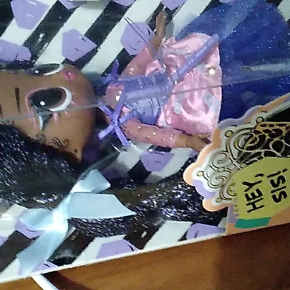 TWEENS NIA REGAL w/ 15 SURPRISES DOLL - Picture 3 of 13